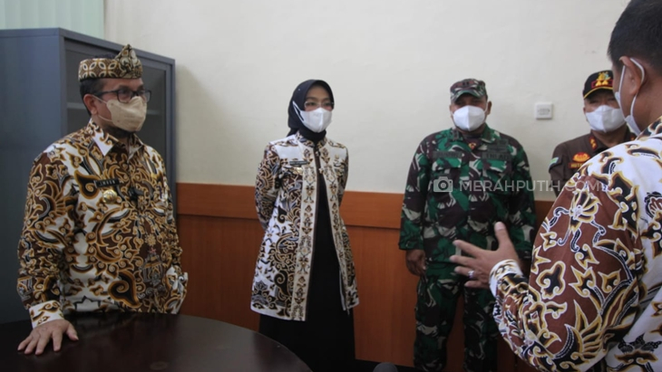 Bupati Cirebon Imron Rosyadi (ujung kiri) didampingi Wabup Wahyu Tjiptaningsih (tengah) usai melaunching Satgas Investasi. (Foto: MP/Mauritz)