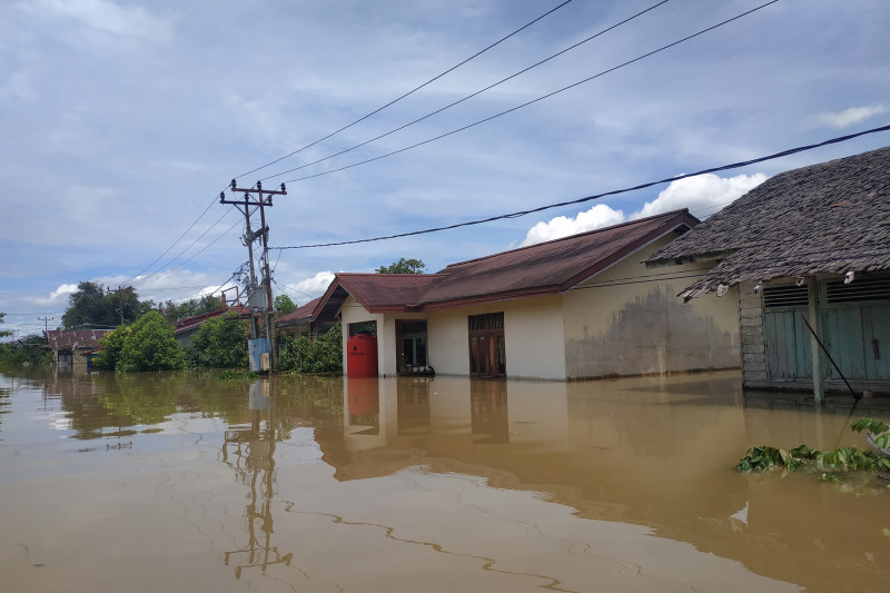 Banjir besar yang melanda Kapuas Hulu pada 2-3 Oktober 2021, sempat merendam rumah warga di 10 kecamatan, salah satunya di Kecamatan Putussibau Selatan, Senin (4/10) banjir berangsur surut, namun daerah hilir pesisir sungai Kapuas kini mulai di landa banjir kiriman. ANTARA FOTO/HP-Teofilusianto Timotius (Teofilusianto Timotius)