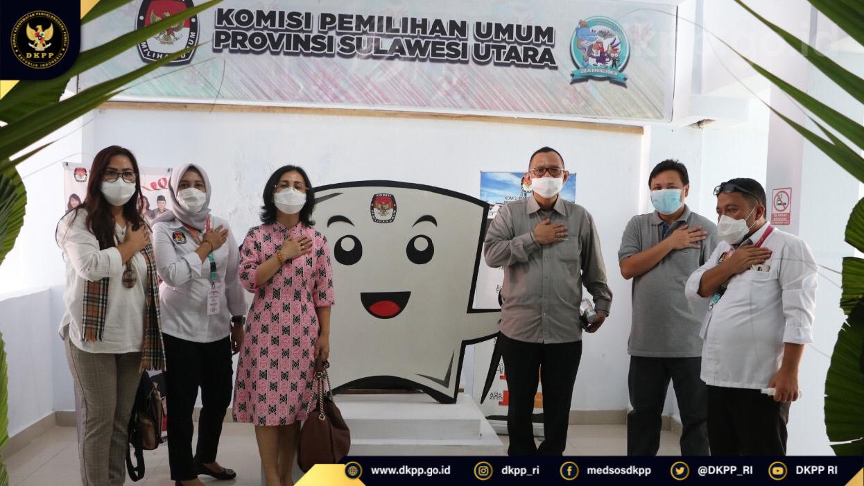 Anggota DKPP, Dr. Alfitra Salamm melakukan kegiatan Fasilitasi dan Koordinasi Supervisi Pencalonan pada Pilkada Serentak 2020 di Kantor KPU Provinsi Sulawesi Utara dan KPU Kota Tomohon, pada Minggu (6/9/2020). Foto: DKPP