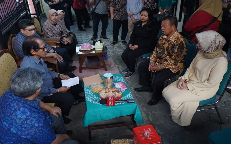 Ketua Asosiasi Televisi Swasta Indonesia Ishadi bersama keluarga mendiang Sutopo