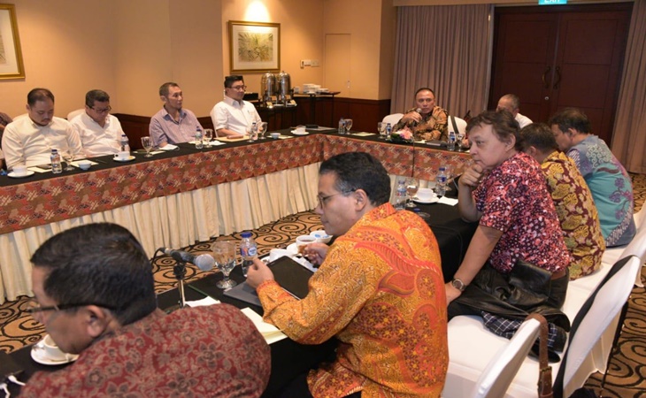 M Iriawan memimpin rapat di Gedung Sate
