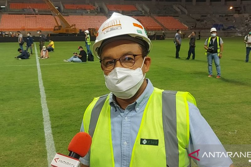Gubernur DKI Jakarta Anies Baswedan ditemui ANTARA saat meninjau uji coba sistem audio dan pencahayaan di Jakarta International Stadium (JIS), Tanjung Priok, Jakarta Utara, Sabtu (11/12/2021). (ANTARA/ Abdu Faisal)