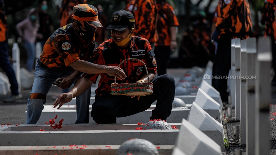 Peringati Hari Lahir Pancasila, Ormas Tabur Bunga di Makam Pahlawan