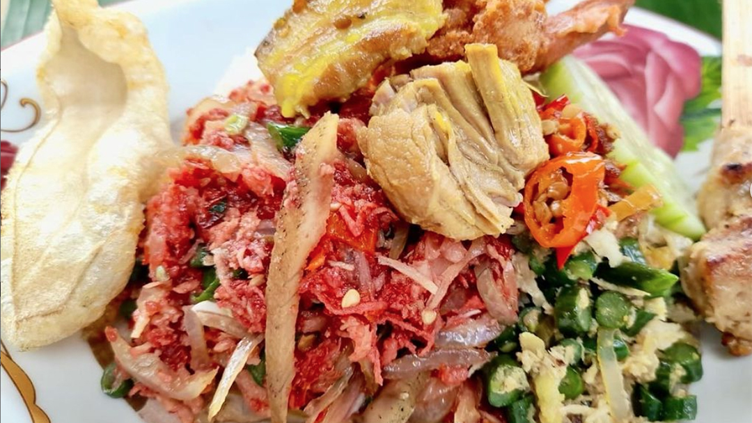 Rayakan Penampahan Galungan, Umat Hindu Bali Memasak Lawar nan Penuh Makna 