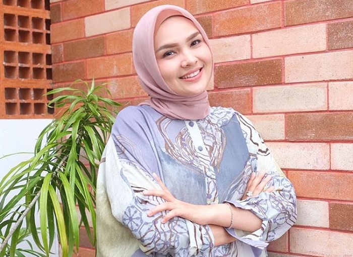 Instagram @riamiranda