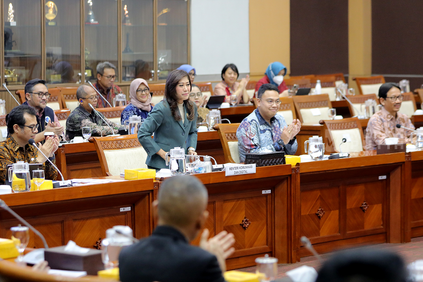 Menteri Komunikasi dan Digital (Menkomdigi) Meutya Hafid (tengah) bersama Wamenkomdigi Nezar Patria (kiri) dan Angga Raka Prabowo (kanan) saat mengikuti rapat kerja dengan Komisi I DPR di Kompleks Parlemen, Senayan, Selasa (5/11/2024).