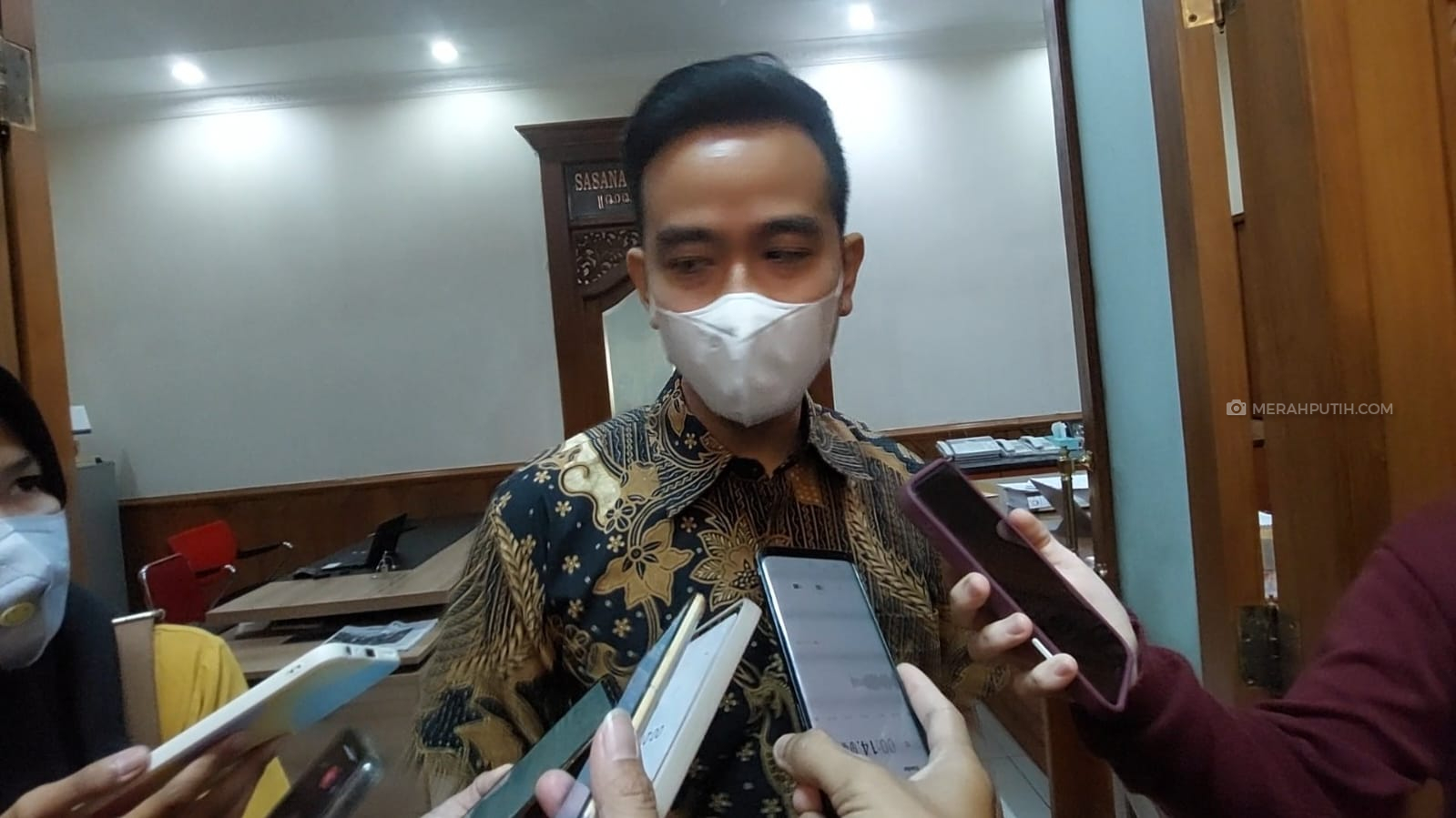 Gibran Rahasiakan Tanggal Pernikahan Kaesang dan Erina