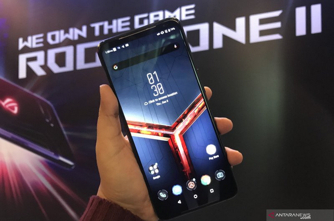 Tampilan depan ROG Phone II. Asus resmi meluncurkan ponsel gaming ROG Phone II di Jakarta, Kamis (5/12/2019). (ANTARA/Arindra Meodia) 