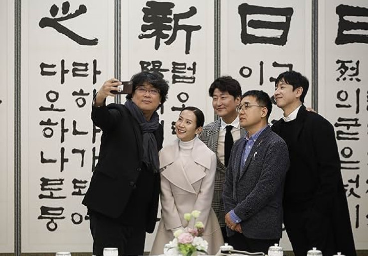 Warner Bros Akan Produksi Ulang Film Pemenang Oscar 'Parasite'