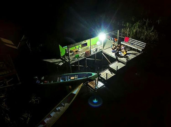 Pos Sungai Koran di malam hari. (Foto: instagram.com/tn_sebangau_official)