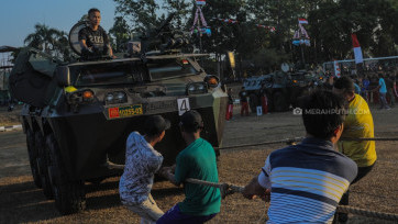 Adu Kuat TNI dan Warga Lomba Tarik Panser 