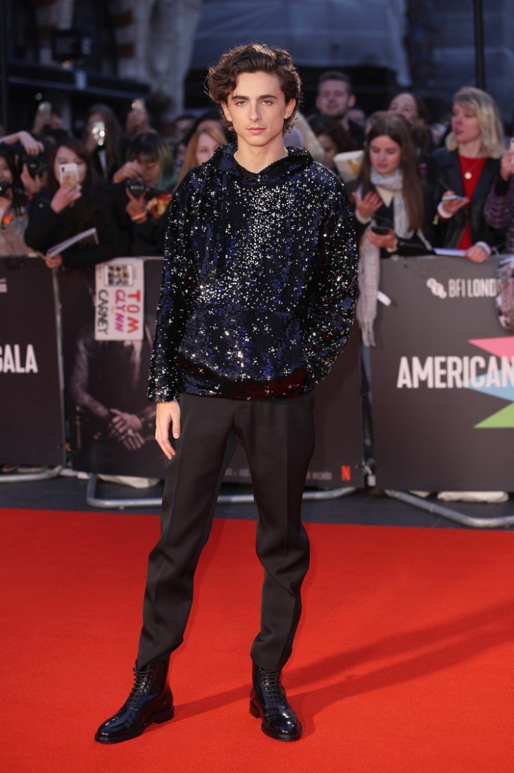 Timothe?e Chamalet memakain koleksi Louis Vuitton (Foto: Vogue/Mike Marsland)