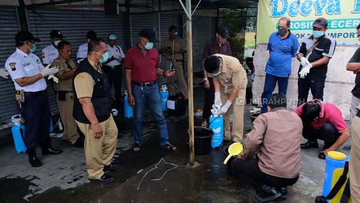 Pemerintah Kota (Pemkot) Solo melakukan penyemprotan disinfektan di lingkungan Balai Kota Solo, Senin (16/3). (MP/Ismail)
