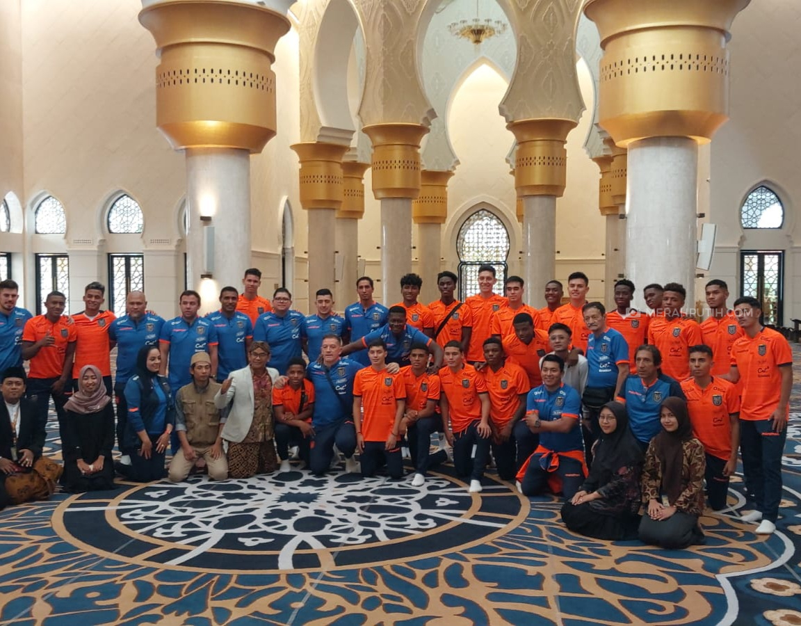 Timnas Ekuador U-17 Wisata Religi ke Masjid Sheikh Zayed Solo