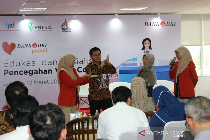 Kegiatan edukasi pencegahan penyebaran virus corona (COVID-19) yang dilakukan oleh Bank DKI. (HO/Humas Bank DKI)