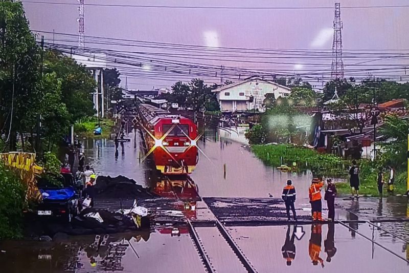 Banjir Pekalongan Surut, Jalur KA Pantura Dibuka Lagi Kecepatan Maksimal 10 Km/jam