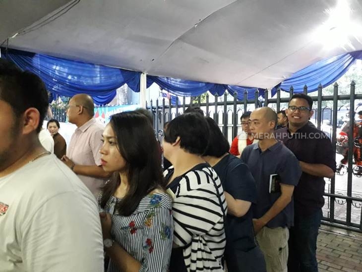 Ribuan umat Kristiani di Gereja Katedral Jakarta mengikuti misa malam Natal yang diselenggarakan pada Selasa (24/12) pukul 16.30 WIB.