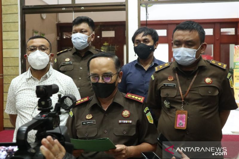 Kejaksaan Negeri (Kejari) Jakarta Pusat melakukan penahanan terhadap tiga tersangka dalam dugaan tindak pidana korupsi pemberian fasilitas KPA Tunai Bertahap senilai Rp39,1 miliar di Jakarta, Selasa malam (16/11/2021). ANTARA/Dokumentasi Pribadi