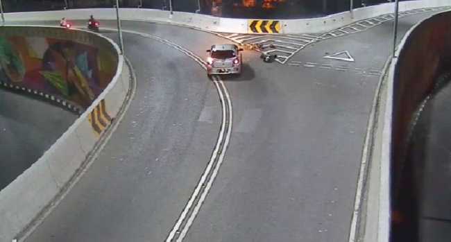 Mobil tanpa identitas terekam CCTV Dishub Solo menabrak pengendara sepeda motor hingga tewas di Overpass Manahan, Solo, Jawa Tengah. (MP/Screenshot)