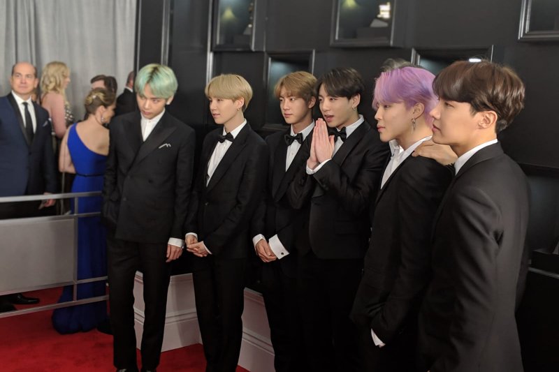 Boy group BTS dalam gelaran Grammy Awards 2019 di Los Angeles, Minggu (10/2). (Twitter.com/Recording Academy / GRAMMYs) 