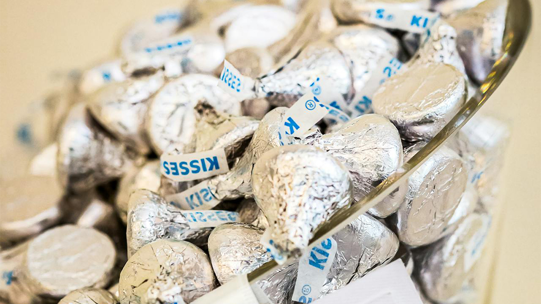 Pendemo Anti-Yoon Suk-yeol Bikin Cokelat Hershey’s Kisses Laris Manis di Korea Selatan, Cuma karena Bentuknya