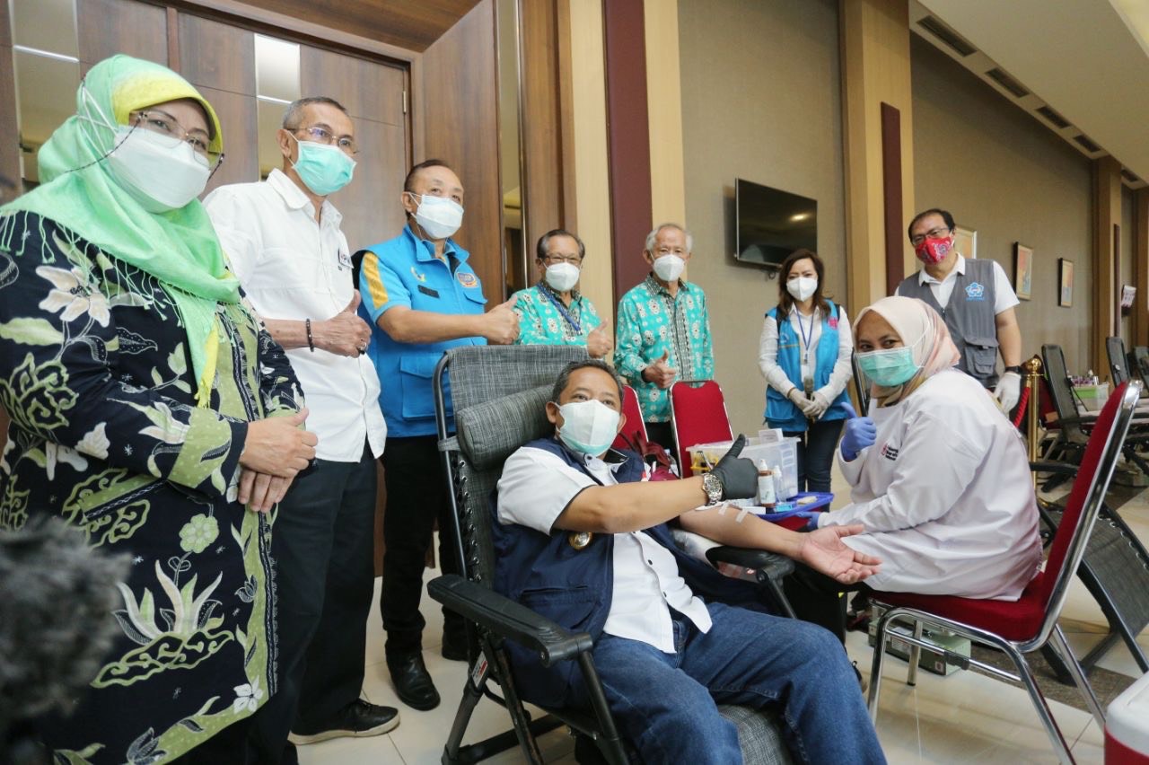 Kegiatan &ldquo;Ayo Donor Darah&rdquo; yang digelar Yayasan Harmonis Bandung yang tergabung dalam Masyarakat Tionghoa Peduli (MTP) bersama PMI Kota Bandung, di Ballroom Grand Sudirman, Jalan Sudirman Kota Bandung, Kamis (24/6).  (Humas Bandung)