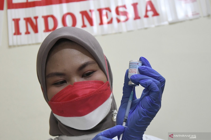 Tenaga medis menyiapkan vaksin dosis ketiga atau booster untuk tenaga kesehatan di RSUD Matraman, Jakarta Timur, Jumat (6/8/2021). Pemerintah menargetkan pemberian dosis ketiga kepada tenaga kesehatan rampung pada pekan kedua Agustus 2021. ANTARA FOTO/ Fakhri Hermansyah/foc.