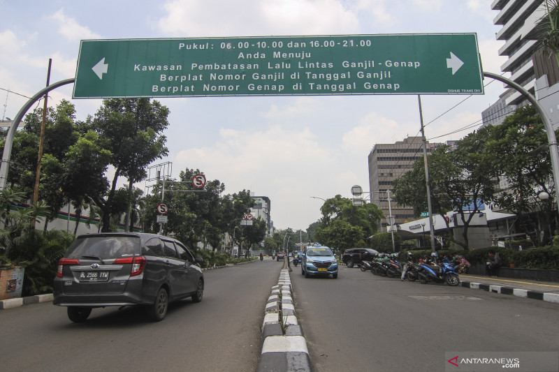 Kendaraan melintas di kawasan Jalan M H Thamrin, Jakarta, Senin (9/11/2020). Direktorat Lalu Lintas Polda Metro Jaya kembali memperpanjang peniadaan pembatasan kendaraan berbasis nomor plat ganjil genap hingga 22 November seiring dengan perpanjangan Pembatasan Sosial Berskala Besar (PSBB) di DKI Jakarta. ANTARA FOTO/Asprilla Dwi Adha