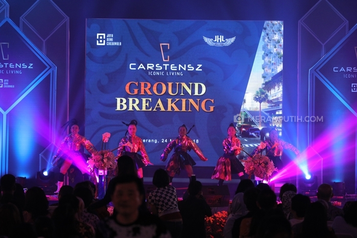 PT Jaya Bumi Cakrawala mewujudkan komitmennya kepada konsumen dengan melakukan Groundbreaking Carstensz Residence yang juga dimeriakan oleh Diva Indonesia Titi DJ,  Sabtu, (23/3). (MP/Rizki Fitrianto)