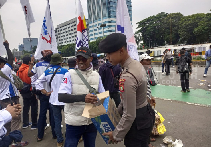 Buruh Demo Depan Istana Negara Minta Penaikan UMP 2026, Polisi Ingatkan untuk tak Provokasi