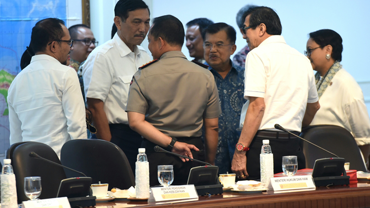Para menteri berbincang sebelum mengikuti Rapat Terbatas tentang Penataan Tenaga Kerja Asing (TKA) di Kantor Presiden, Jakarta, Selasa (6/3). (Foto: Humas/Rahmat).