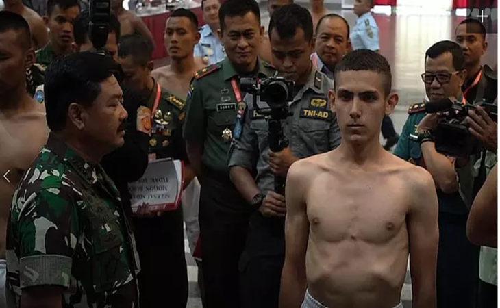 Panglima TNI Marsekal Hadi Tjahjanto saat berbicara dengan Enzo Zenz Allie