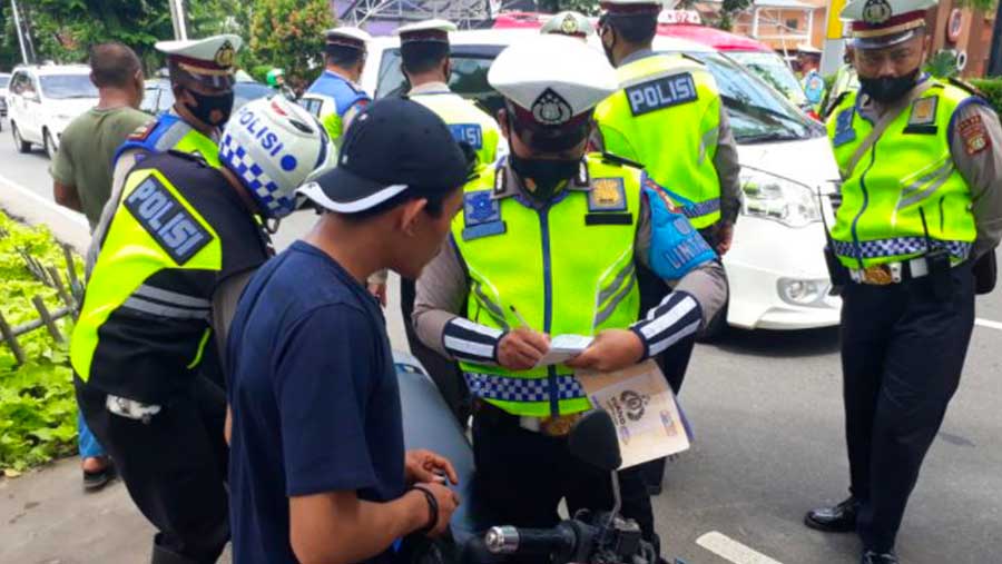 Hari Pertama Operasi Zebra Jaya 2025, Lawan Arah, Tak Pakai Helm hingga Pakai Ponsel saat Berkendara Jadi ‘Sasaran Empuk’ Tilang Polisi 