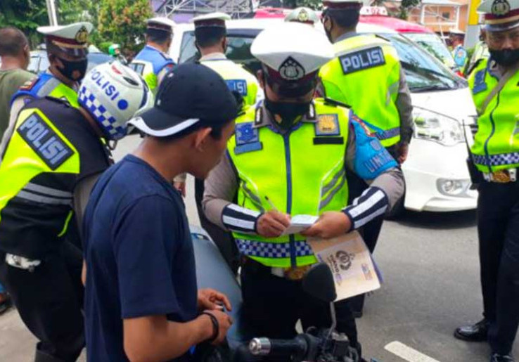 Hari Pertama Operasi Zebra Jaya 2025, Lawan Arah, Tak Pakai Helm hingga Pakai Ponsel saat Berkendara Jadi ‘Sasaran Empuk’ Tilang Polisi 