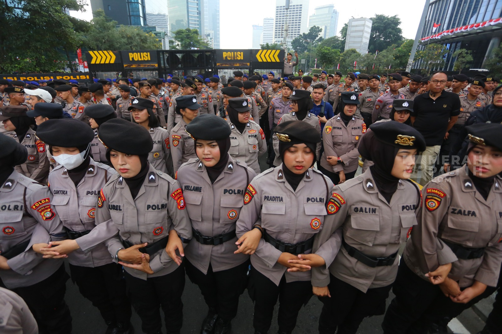 Ratusan Polwan Kawal Aksi Unjuk Rasa Mahasiswa UI di Kawasan Bundaran HI Jakarta