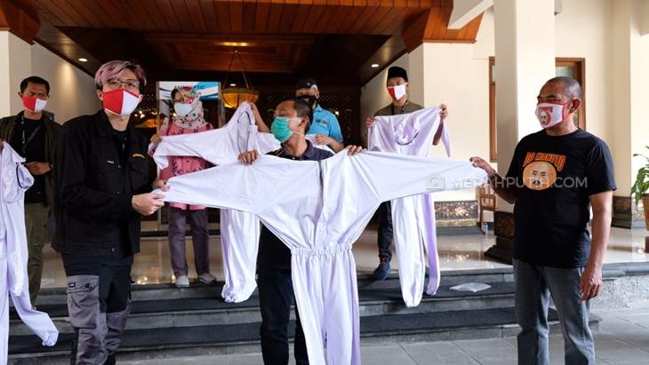 Dokter Tirta dan BNPB menyerahkan bantuan APD pada Pemkot Solo, Jawa Tengah, Sabtu (18/4). (MP/Ismail)