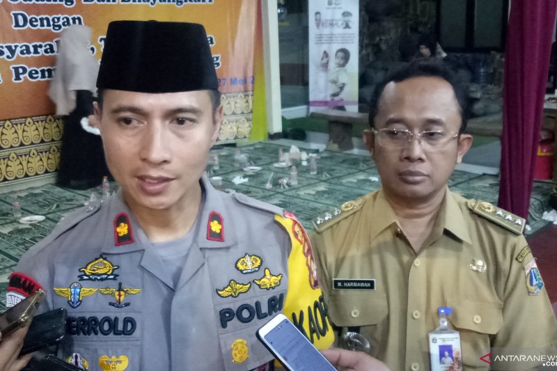 Kapolsek Kelapa Gading Komisaris Polisi Jerrold Kumontoy (kiri) dan Camat Kelapa Gading M Harmawan. (ANTARA/Fianda Rassat)