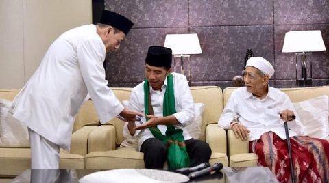 Habib Luthfi dan Mbah Moen bersama Jokowi