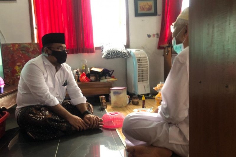 Menteri Agama Yaqut Cholil Qoumas saat berkunjung ke kediaman Kiai Haji Ahmad Mustofa Bisri (Gus Mus) di Pondok Pesantren Raudlatut Thalibin, Leteh, Kabupaten Rembang, Jawa Tengah, Jumat (25/12/2020). (Foto: Antara). 