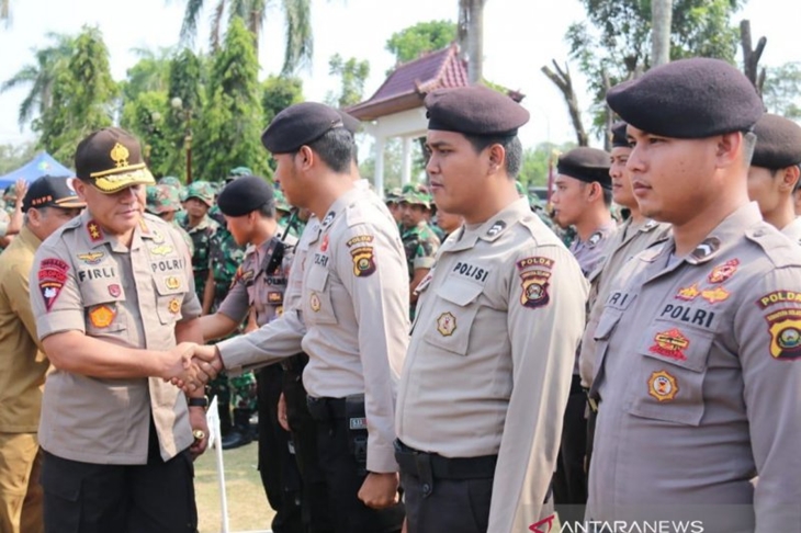 Kapolda Sumsel Irjen Pol Firli Bahuri memberikan apresiasi kepada personel yang di-BKO-kan mengendalikan dan memadamkan karhutla di wilayah Kabupaten Ogan Komering Ilir. (ANTARA/Yudi Abdullah/19)