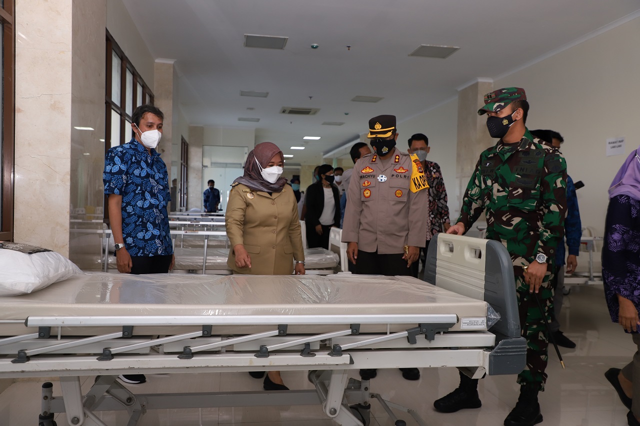 Bupati Sleman, Daerah Istimewa Yogyakarta Kustini Sri Purnomo (jilbab coklat) di RS Darurat COVID-19 Respati. Foto: Humas Pemkab Sleman