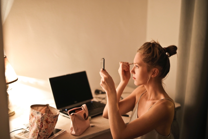 Berdandan walau hanya makan malam di rumah. (Foto: pexels/Adrienn0