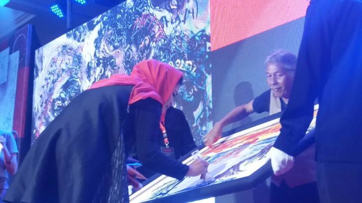 Puti Guntur sedang melukis