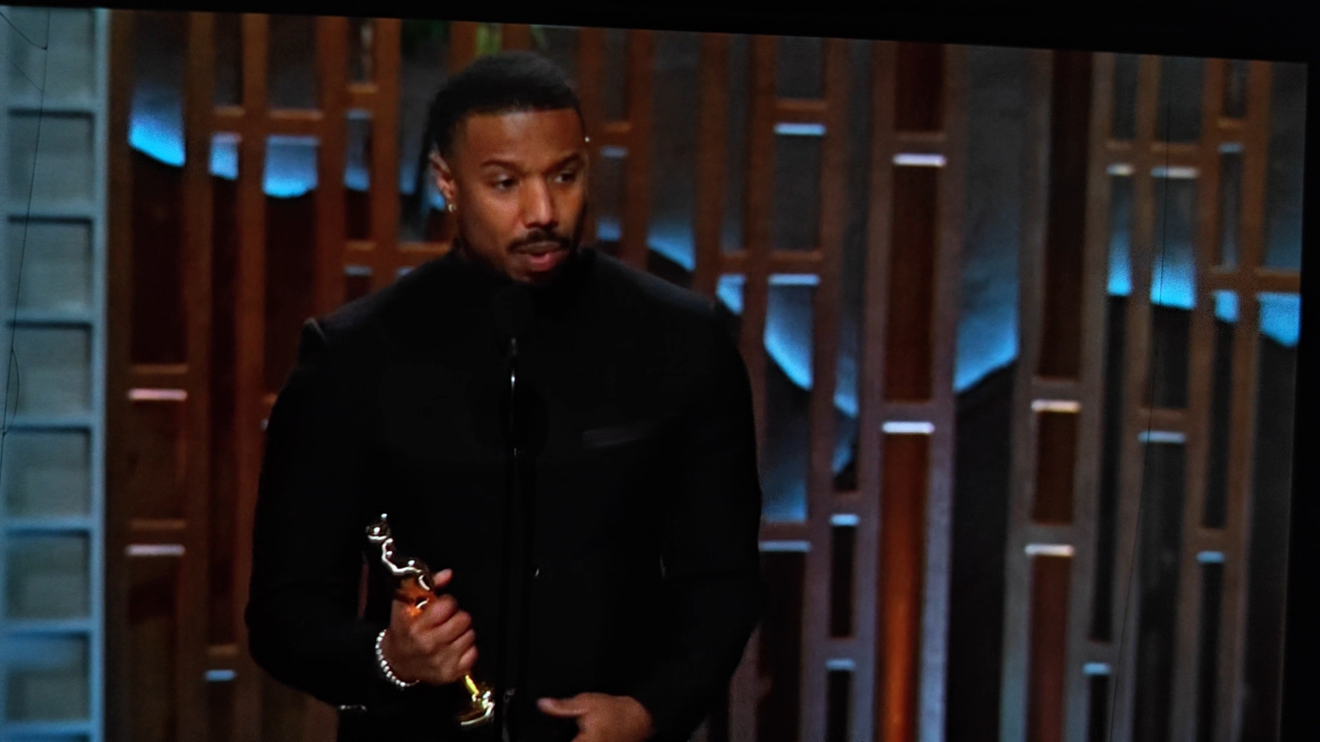 Michael B Jordan Akhirnya Pegang Piala Oscar Perdana, Menangi Best Lead Actor