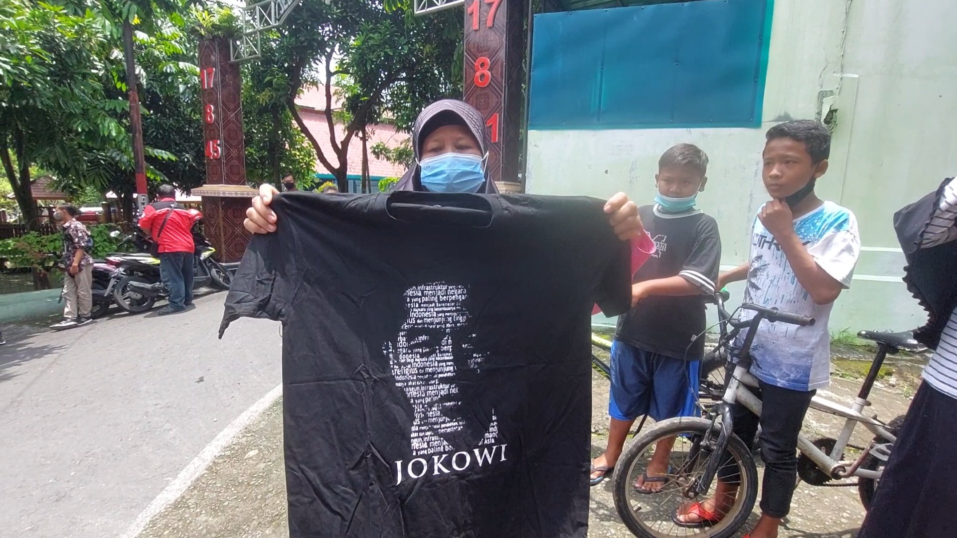 Warga mendapatkan kaus bergambar wajah Jokowi Kampus UNS Surakarta, Jumat (11/3). (MP/Ismail)