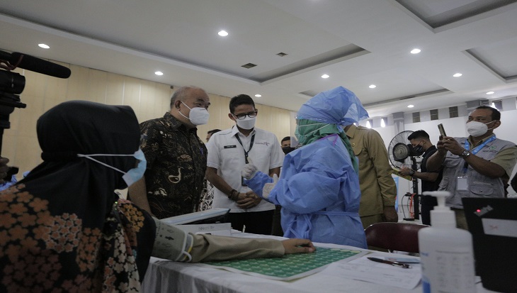 Menteri Pariwisata Sandiaga Uno melihat proses vaksinasi pelaku wisata di JEC. Foto: Humas Pemkab Sleman DIY