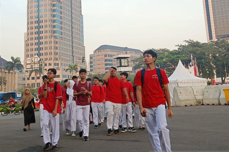 Ramaikan HUT RI di Monas, Warga Pakai Atribut Nuansa Merah Putih Saat Naik KRL