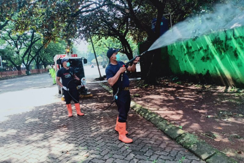 Petugas Taman Margasatwa Ragunan, Jakarta Selatan, melakukan penyemprotan disinfektan di kawasan kebun binatang tersebut dalam rangka pencegahan penyebaran virus corona jenis baru COVID-19, Kamis (19/3/2020). (ANTARA/HO- Humas Taman Margasatwa Ragunan)