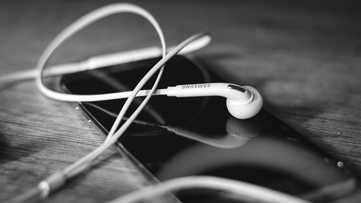 Samsung Ikut Apple Hapus Charger dan Earphone Mulai 2021