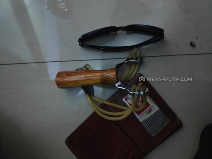 Barang bukti penyerangan oleh seorang siswa terhadap polwan Polresta Surakarta. (Foto: MP/Ismail)